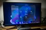 Monitor de ordenador mostrando la interfaz de la aplicación Seguridad de Windows con el lenguaje de diseño de Windows 11.