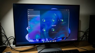 Monitor de ordenador mostrando la interfaz de la aplicación Seguridad de Windows con el lenguaje de diseño de Windows 11.