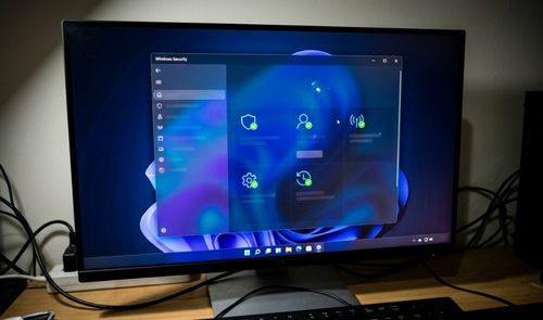 Monitor de ordenador mostrando la interfaz de la aplicación Seguridad de Windows con el lenguaje de diseño de Windows 11.