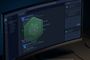 Monitor que muestra la interfaz de Visual Studio Code con un icono de red neuronal protegido por un hexágono verde traslúcido y símbolos de seguridad en los paneles laterales.