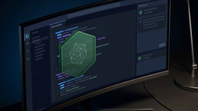 Monitor que muestra la interfaz de Visual Studio Code con un icono de red neuronal protegido por un hexágono verde traslúcido y símbolos de seguridad en los paneles laterales.