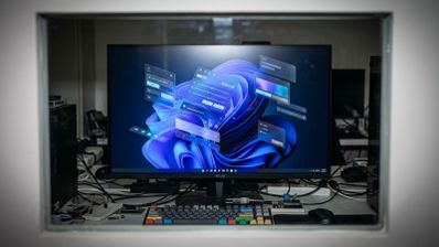Monitor de ordenador en un entorno de desarrollo que muestra diversos elementos de la interfaz de usuario de Windows 11 flotando sobre el escritorio.