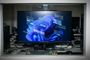 Monitor de ordenador en un entorno de desarrollo que muestra diversos elementos de la interfaz de usuario de Windows 11 flotando sobre el escritorio.